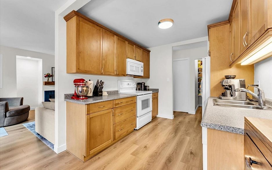 102 1935 W 1st Avenue