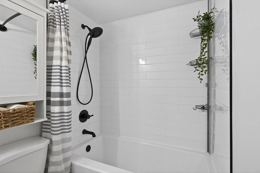 101 1689 E 4th Avenue