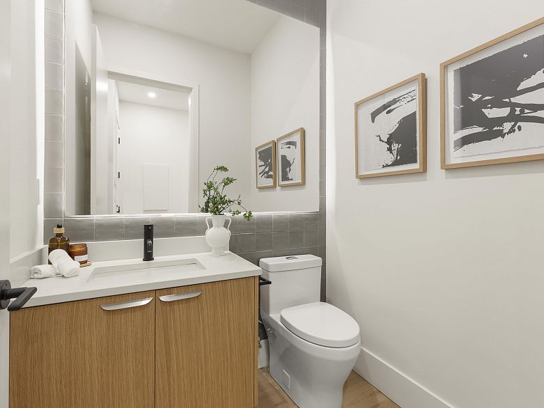 2 3919 W 18th Avenue