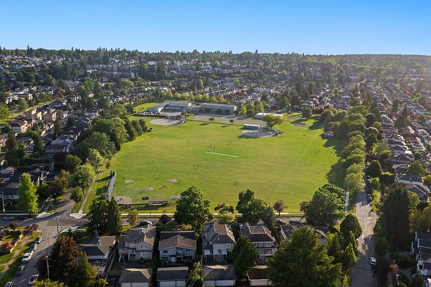 2318 Oliver Crescent