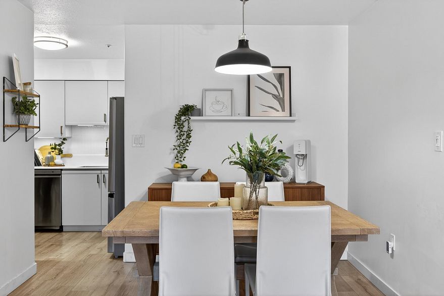 101 1689 E 4th Avenue