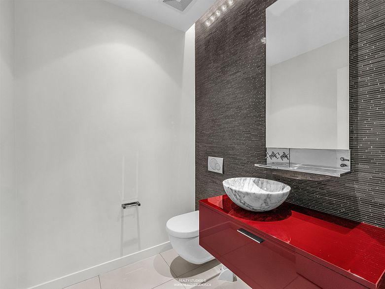 1301 277 Thurlow Street