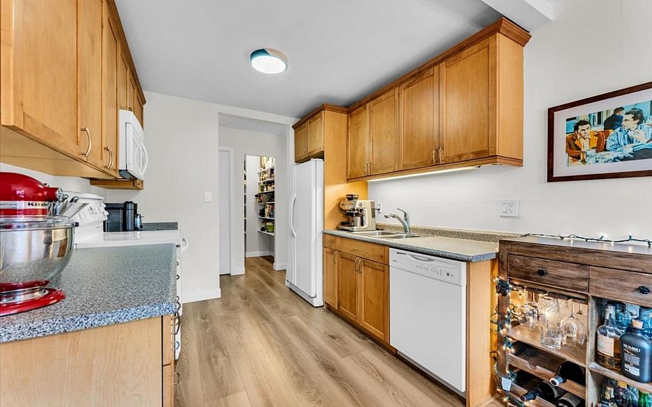 102 1935 W 1st Avenue