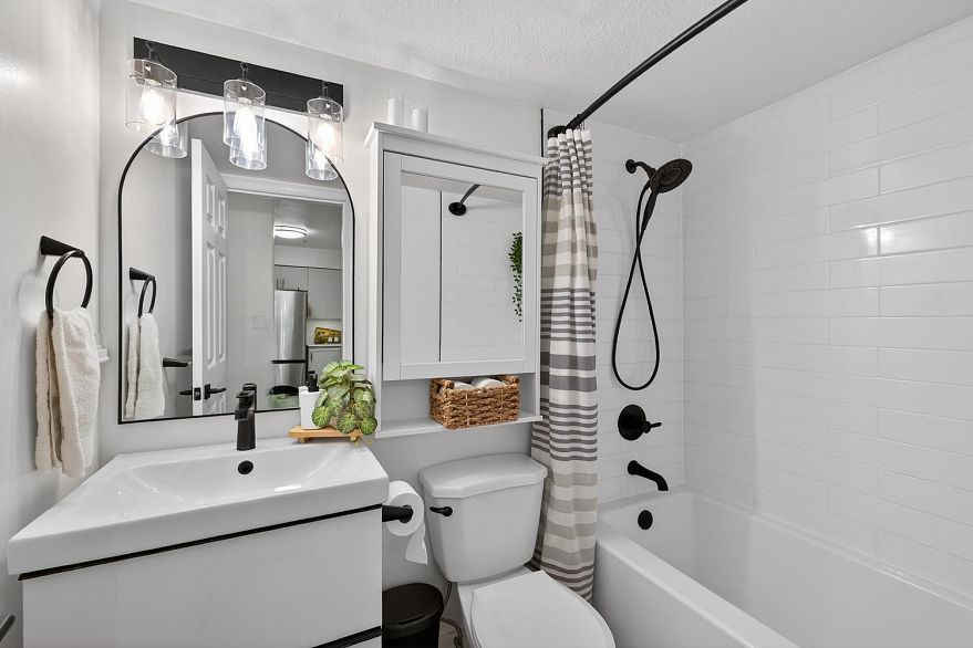 101 1689 E 4th Avenue