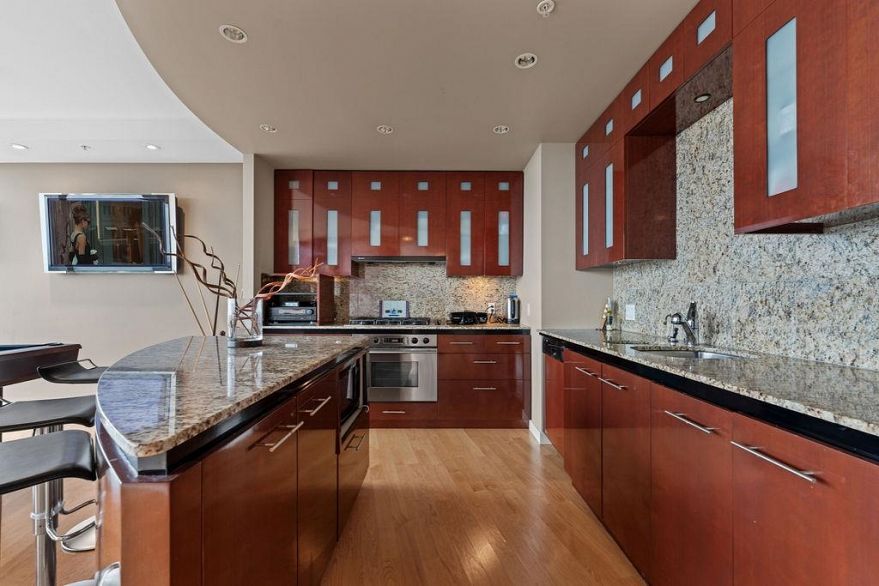 4303 938 Nelson Street