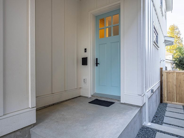 2 3919 W 18th Avenue