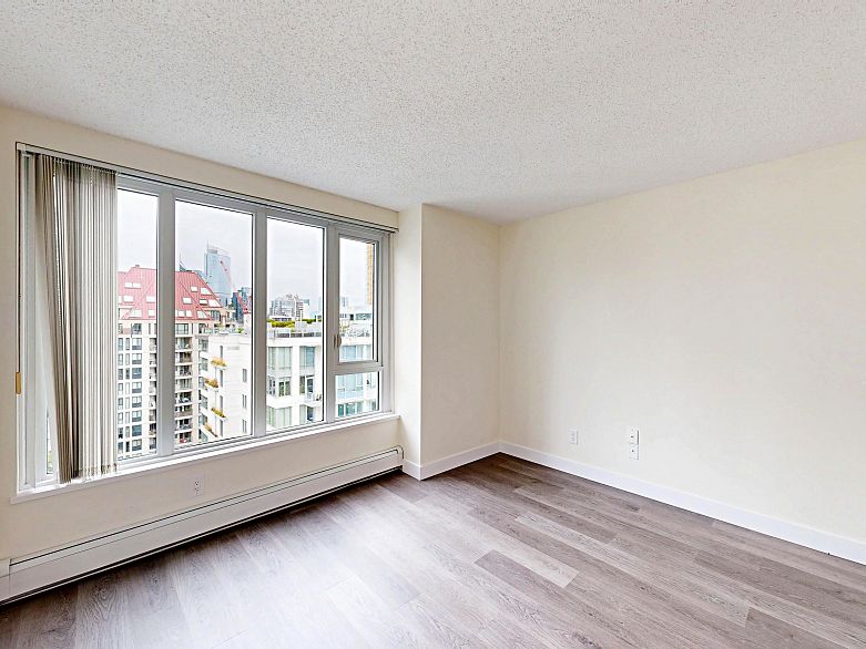 2004 1020 Harwood Street