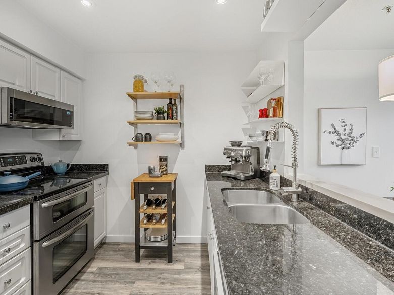 305 1915 E Georgia Street