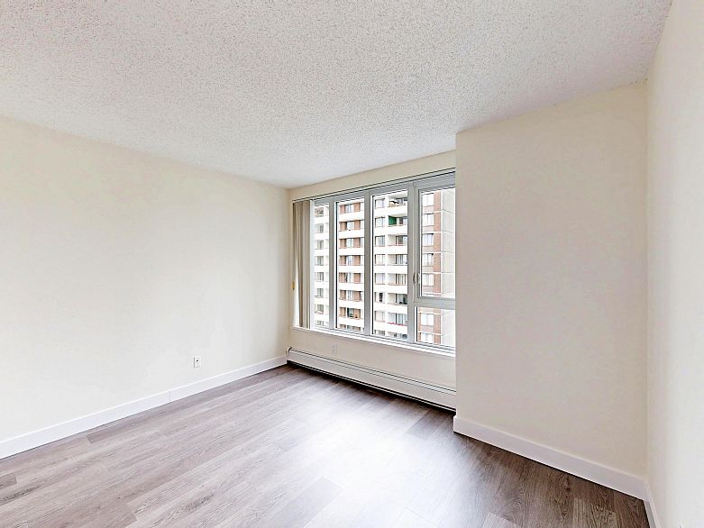 2004 1020 Harwood Street