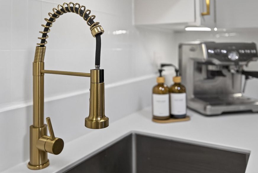 101 1689 E 4th Avenue