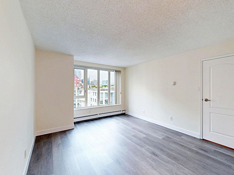 2004 1020 Harwood Street