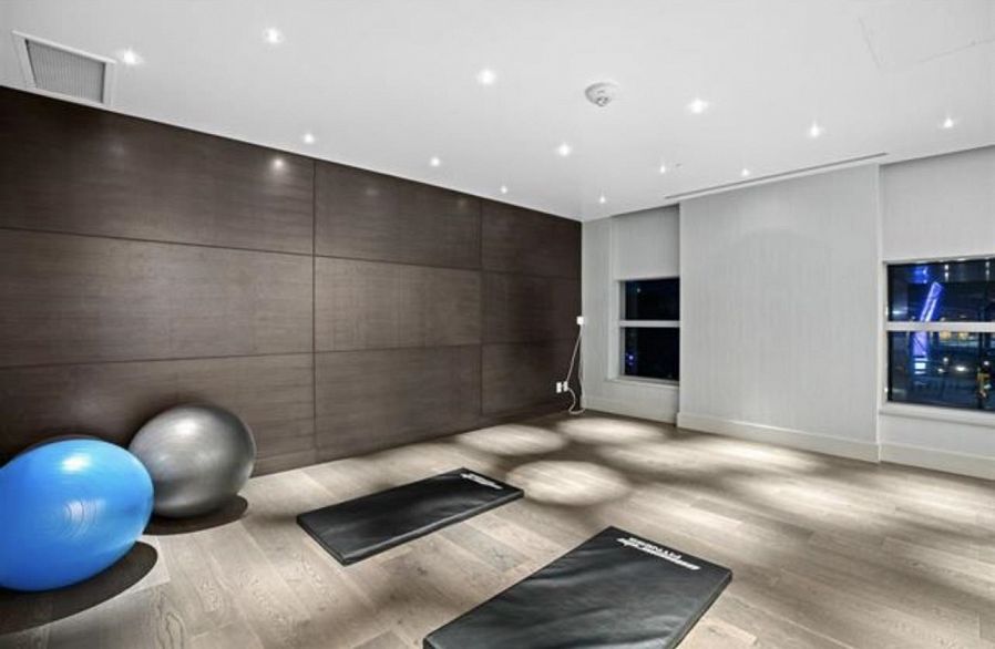 1301 277 Thurlow Street