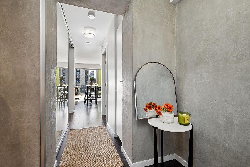 806 999 Seymour Street