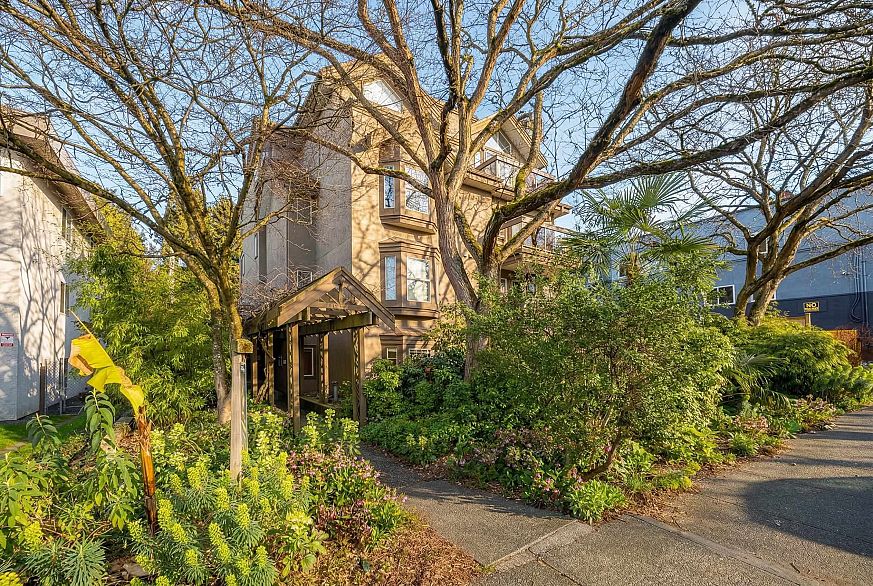 101 1689 E 4th Avenue