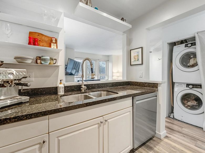 305 1915 E Georgia Street