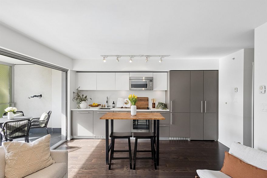 806 999 Seymour Street