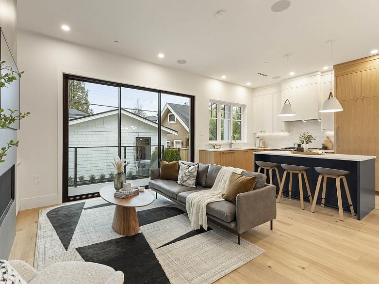 2 3919 W 18th Avenue