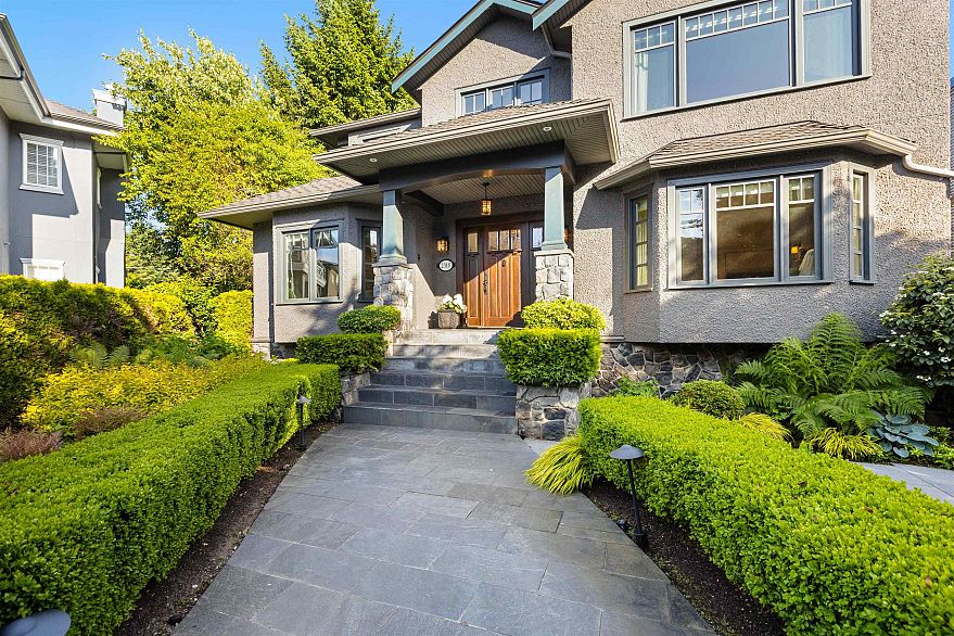 2318 Oliver Crescent