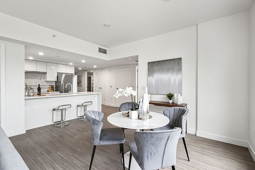 372 438 W King Edward Avenue