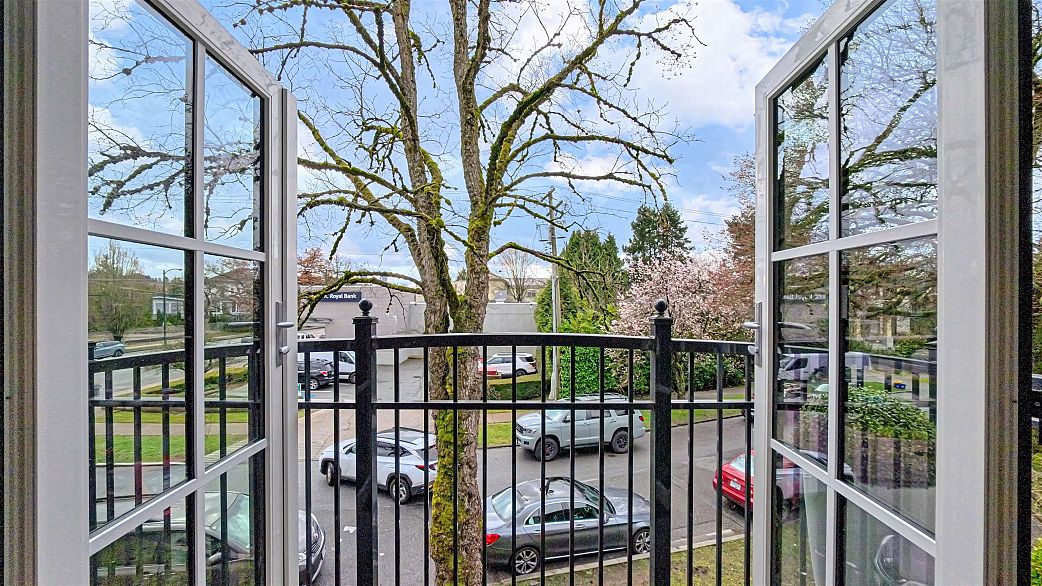 204 1009 Laurier Avenue