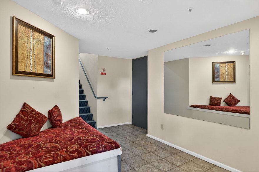 101 1689 E 4th Avenue