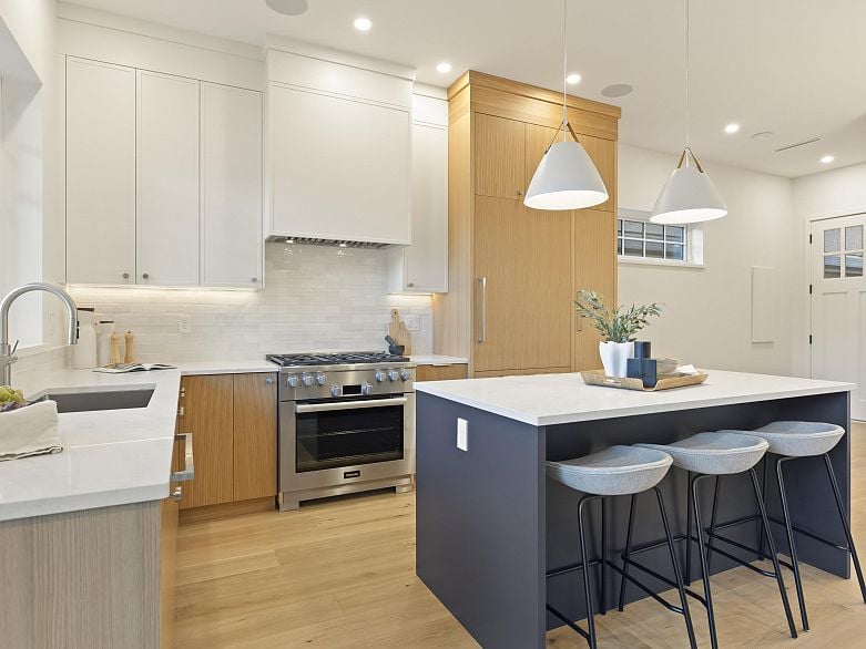 2 3919 W 18th Avenue