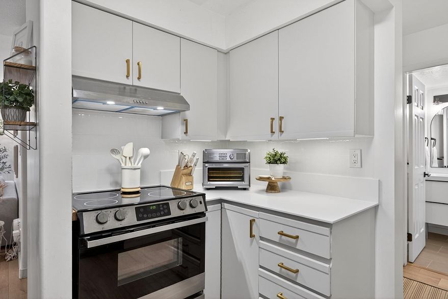 101 1689 E 4th Avenue