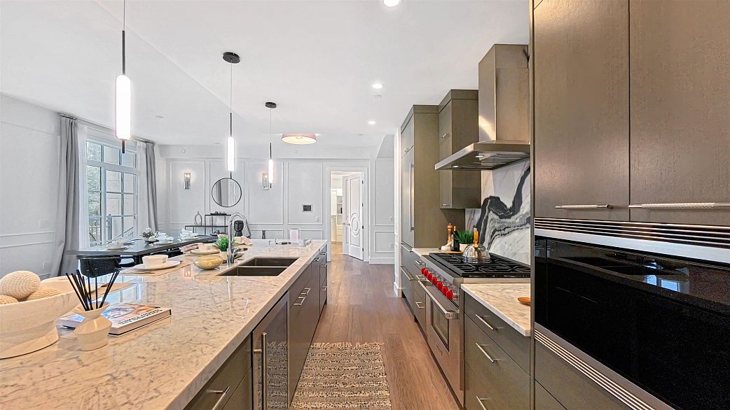 204 1009 Laurier Avenue