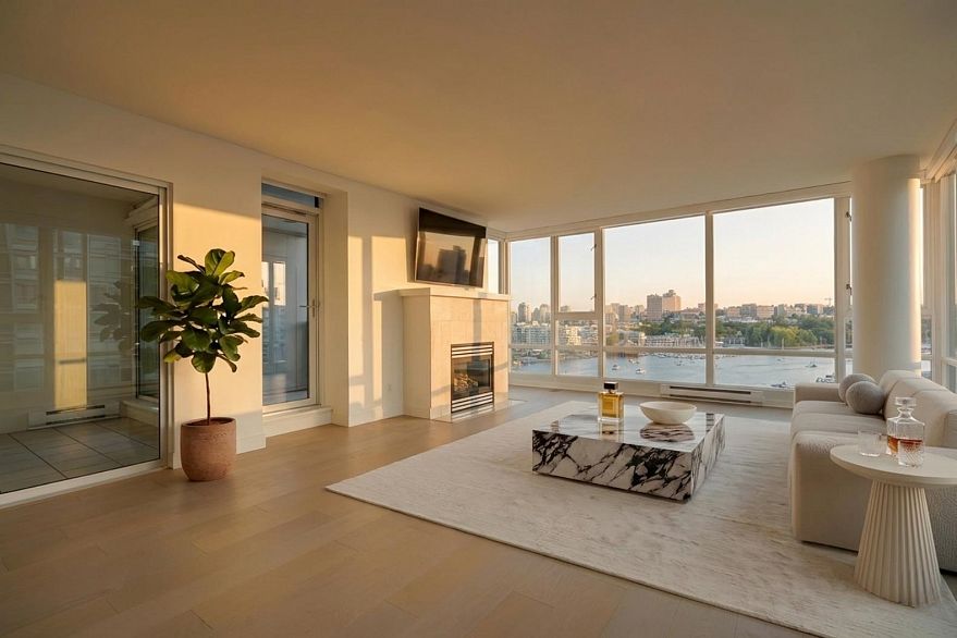 1507 1033 Marinaside Crescent