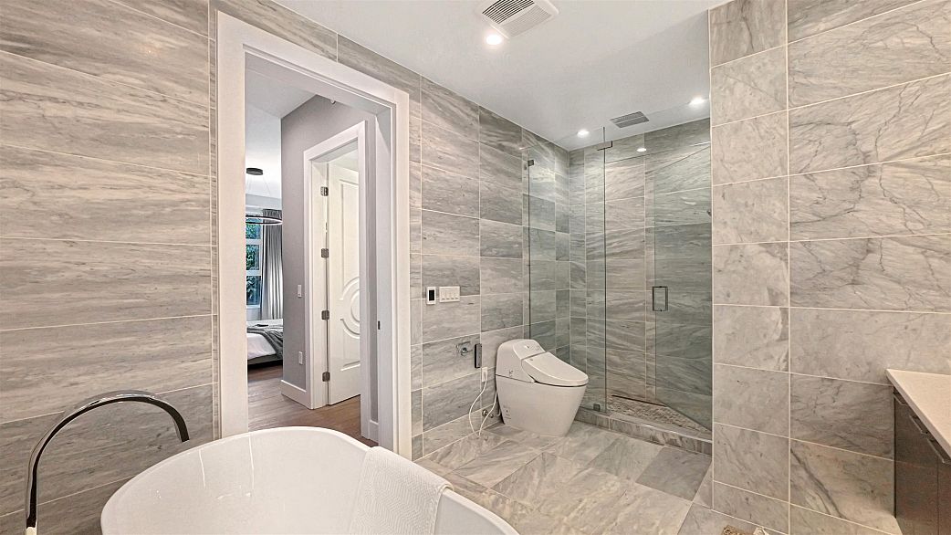 204 1009 Laurier Avenue