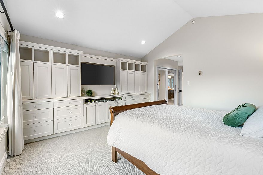 2318 Oliver Crescent