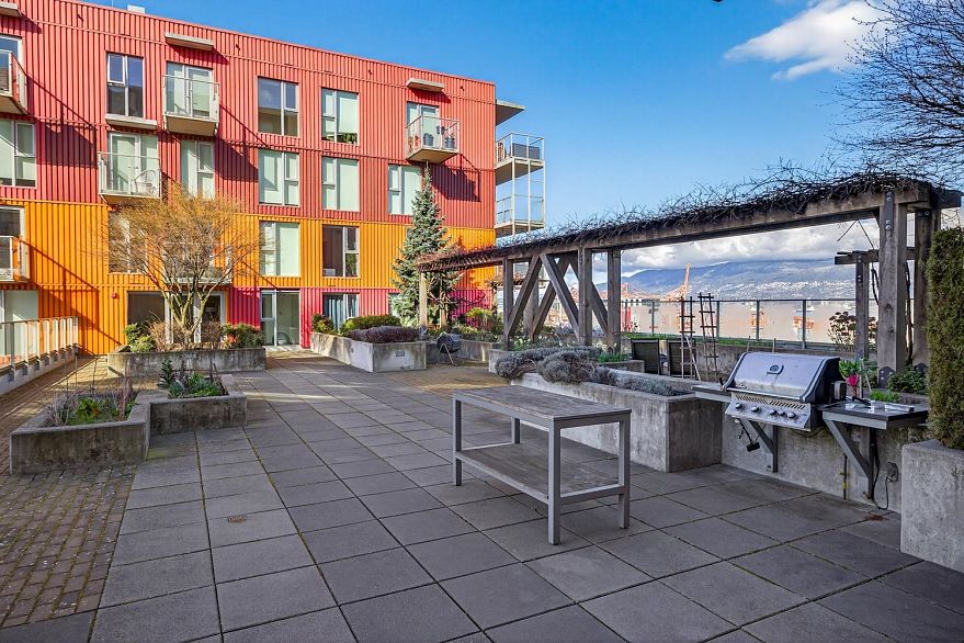 PH9 983 E Hastings Street