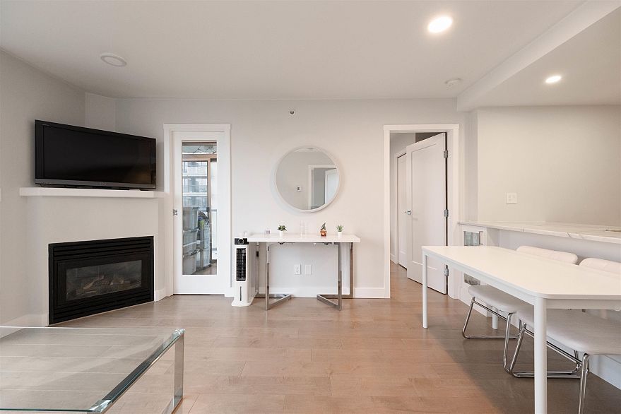 1006 928 Richards Street