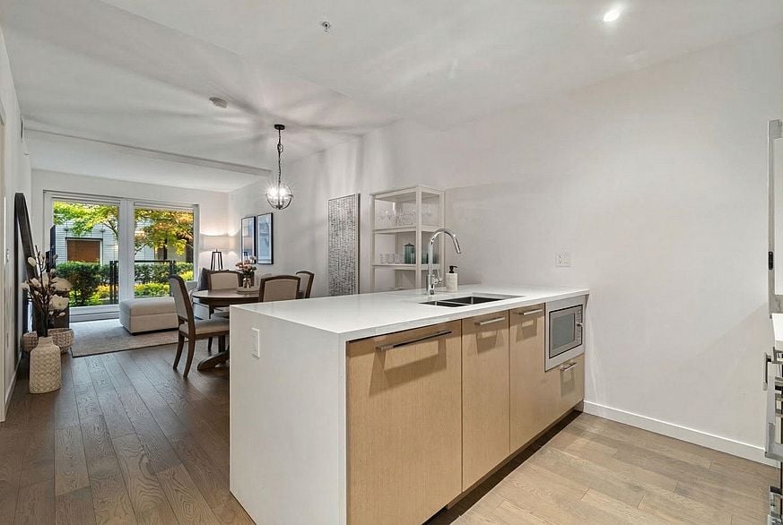 105 5383 Cambie Street