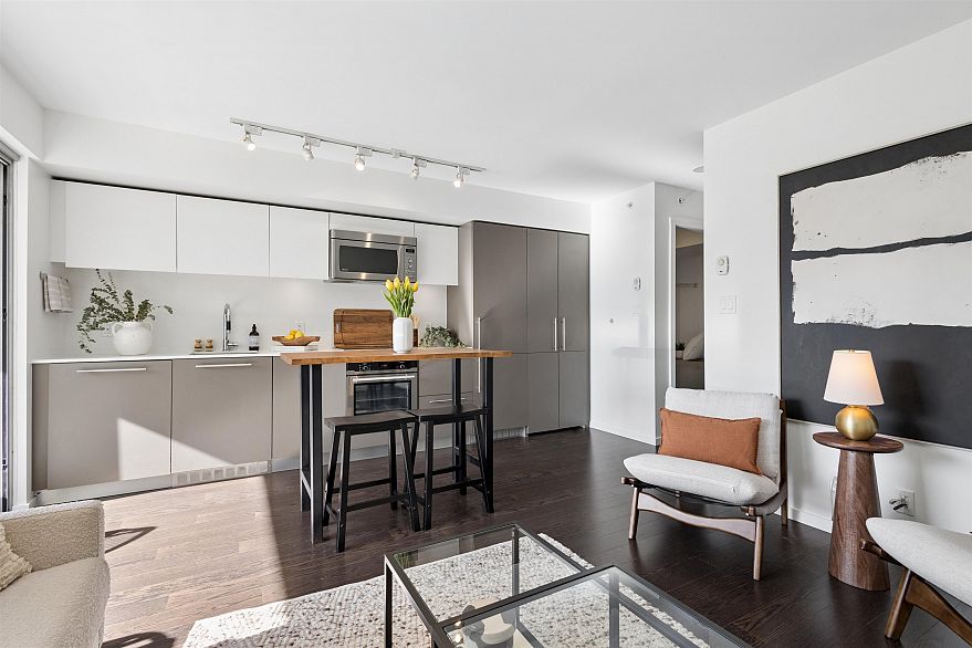 806 999 Seymour Street