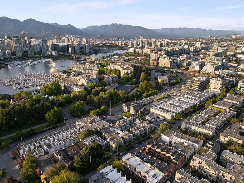 102 725 W 7th Avenue