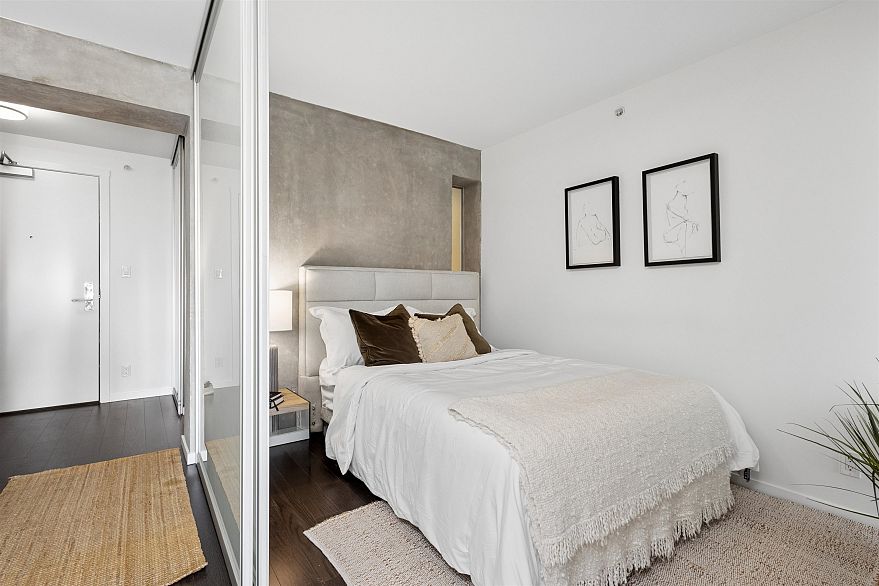 806 999 Seymour Street