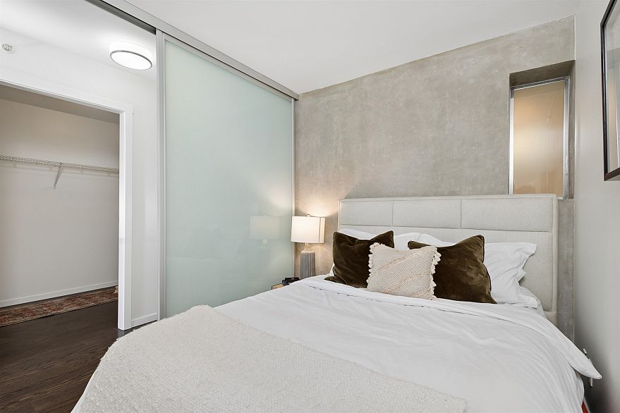 806 999 Seymour Street