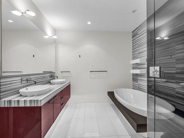 1301 277 Thurlow Street