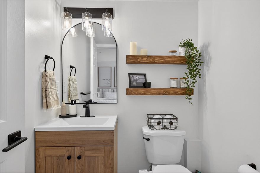 101 1689 E 4th Avenue