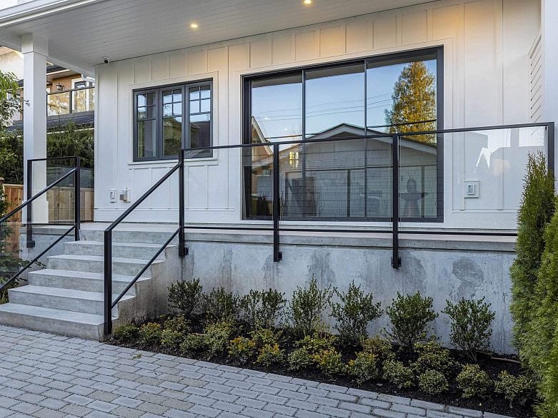 2 3919 W 18th Avenue