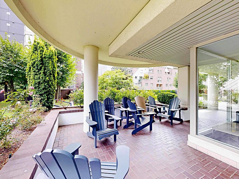 2004 1020 Harwood Street