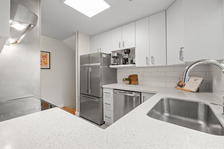 205 2212 Oxford Street