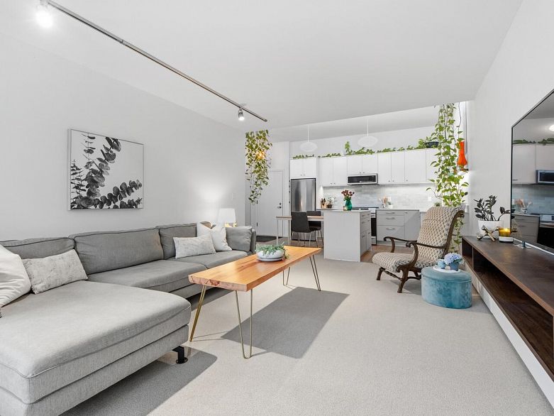 314 2416 W 3rd Avenue