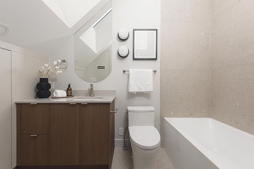 2 2637 W 12th Avenue