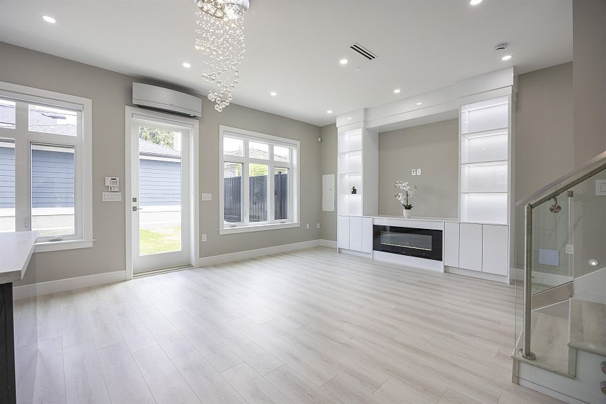 2 5808 Lanark Street