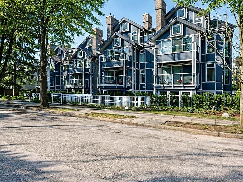 307 865 W 15th Avenue