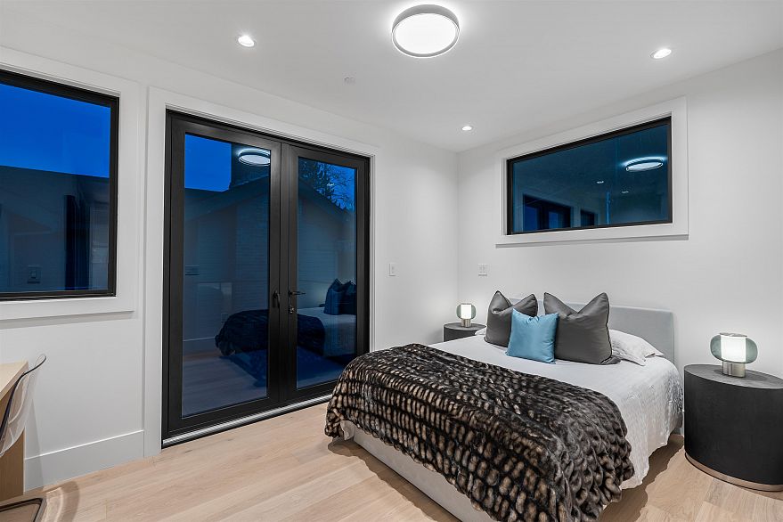 4346 Locarno Crescent