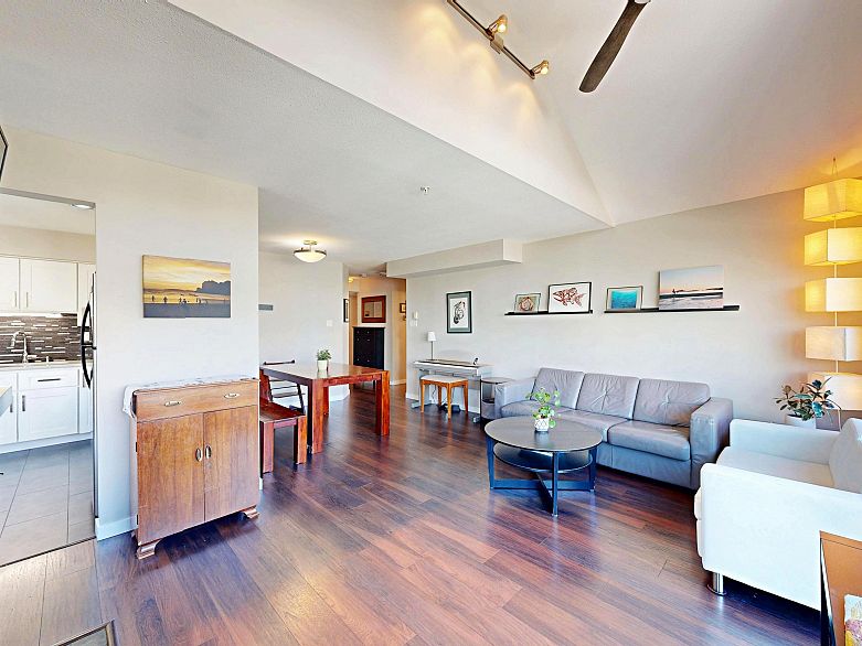 307 865 W 15th Avenue