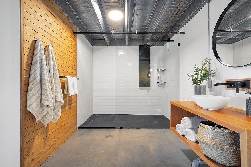 215 1220 E Pender Street